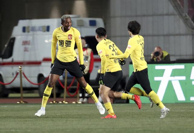  雷恩中场组织调度出色，精准传球撕破对手防线